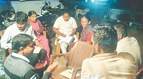    : ಬೆಟ್ಟದಪುರ ಸಮೀಪದ ಬೆಟ್ಟದತುಂಗ ಪ್ರಾಥಮಿಕ ಆರೋಗ್ಯ ಕೇಂದ್ರ ವ್ಯಾಪ್ತಿಯ ಬಿಟಿಎಂ ಕೊಪ್ಪಲು ಗ್ರಾಮದಲ್ಲಿ ಆನೆಕಾಲು ರೋಗ ಪತ್ತೆಗಾಗಿ ವಿಶೇಷ ರಕ್ತಲೇಪನ ಸಂಗ್ರಹಣಾ ಕಾರ್ಯ ನಡೆಯಿತು.