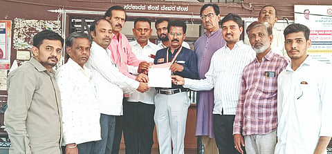 ಬೀದರ್​ ಜಿಲ್ಲಾ ಪತ್ರಿಕಾ ಭವನವನ್ನು ಕರ್ನಾಟಕ ಕಾರ್ಯನಿರತ ಪತ್ರಕರ್ತರ ಸಂದ ಜಿಲ್ಲಾ ಟಕಕ್ಕೆ ನಿರ್ವಹಣೆ ಜವಾಬ್ದಾರಿ ವಹಿಸುವಂತೆ ಕರ್ನಾಟಕ ಕಾರ್ಯನಿರತ ಪತ್ರಕರ್ತರ ಸಂದ ಬಸವಕಲ್ಯಾಣ ತಾಲೂಕು ಟಕದಿಂದ ಶನಿವಾರ ಗ್ರೇಡ್​&2 ತಹಸೀಲ್ದಾರ್​ ಡಾ.ರಮೇಶಬಾಬು ಹಾಲು ಅವರಿಗೆ ಸಲ್ಲಿಸಲಾಯಿತು. ಮಾರ್ಥಂಡ ಜೋಶಿ, ಉದಯಕುಮಾರ ಮುಳೆ, ಗುರುನಾಥ ಗಡ್ಡೆ, ಡಿಕೆ ಪ್ರಲ್ಲಾದ, ಶಿವಪುತ್ರ ಪಾಟೀಲ್​, ಪ್ರದಿಪ ವಿಸಾಜಿ, ವೀರಶೆಟ್ಟಿ ಮಲಶೆಟ್ಟಿ, ಖುತಬೋದ್ದಿನ್​ ಇದ್ದರು.