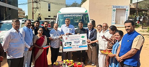 ದೊಡ್ಡಬಳ್ಳಾಪುರದ ಲಯನ್ಸ್​ ಚಾರಿಟೀಸ್​ ಟ್ರಸ್ಟ್​ ಭವನದಲ್ಲಿ ಎಸ್ಕಾನ್​ ಜೆನ್ಸೆಟ್ಸ್​ ನೂತನ ವಾಹನ ಹಸ್ತಾಂತರ ಮಾಡಲಾಯಿತು. ಎಸ್ಕಾನ್​ ಎಂಡಿ ಪ್ರಶಾಂತ್​ ಕುಮಾರ್​ ದಂಡಾನಿಯಾ, ನಿರ್ದೇಶಕರಾದ ದೀಪ್​ ದಂಡಾನಿಯಾ, ಜಿಎಸ್​ಟಿ ಆಯುಕ್ತ ಡಾ.ಎಂ.ಕೊಟ್ರಾಸ್ವಾಮಿ, ಜಿಎಸ್​ಟಿ ಜಂಟಿ ಆಯುಕ್ತ ಚಿಂತನ್​ ಕೆ.ಪಟೇಲ್​, ಹಿರಿಯ ಮುಖಂಡ ಕೆ.ಎಂ.ಹನುಮಂತರಾಯಪ್ಪ ಇತರರಿದ್ದರು. 