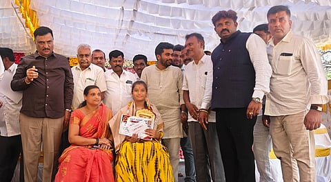ದೊಡ್ಡಬಳ್ಳಾಪುರದ ರಾಜಘಟ್ಟದಲ್ಲಿ ಹಮ್ಮಿಕೊಂಡಿದ್ದ ಕಾರ್ಯಕ್ರಮದಲ್ಲಿ ಶಾಸಕ ಧೀರಜ್​ ಮುನಿರಾಜು ವಿದ್ಯಾರ್ಥಿಗಳಿಗೆ ಪ್ರತಿಭಾ ಪುರಸ್ಕಾರ ನೀಡಿ ಸನ್ಮಾನಿಸಿದರು. ಶಿವಕುಮಾರ್​, ಜೆಡಿಎಸ್​ ಮುಖಂಡ ಬಿ.ಮುನೇಗೌಡ, ಪಿಎಲ್ಡಿ ಬ್ಯಾಂಕ್​ ಅಧ್ಯಕ್ಷ ಶಿವಕುಮಾರ್​, ರಾಜಘಟ್ಟ ವಿಎಸ್​ಎಸ್​ಎನ್​ ಅಧ್ಯಕ್ಷ ಮುನಿಹನುಮಯ್ಯಇದ್ದರು. 
