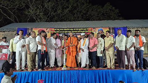 ಗದಗ ನಗರದ  ಮುನ್ಸಿಪಲ್​ ಹೈಸ್ಕೂಲ್​ ಮೈದಾನದಲ್ಲಿ ಶಿವಾಜಿ ಜಯಂತಿ ಕಾರ್ಯಕ್ರಮ ಜರುಗಿತು. ಸೋಮಲಿಂಗ ಶ್ರೀಗಳು, ರಾಜು ಖಾನಪ್ಪನವರ, ಎಸ್​. ಪಿ. ಜಗದೀಶ, ವಿಜಯಕುಮಾರ ಗಡ್ಡಿ, ಮಹೇಶ ರೋಖಡೆ, ಸೋಮು ಗುಡಿ, ಸಹದೇವ ಗಣಾಚಾರಿ, ಕೆ. ಸಿ. ಮಲ್ಲಾಪೂರ,ಹಲವರು ಇದ್ದರು.