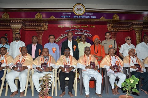 ಗದಗ ಜಿಲ್ಲಾಡಳಿತ ಭವನದಲ್ಲಿ ಜರುಗಿದ ಬಸವ ಜಯಂತಿ ಕಾರ್ಯಕ್ರಮದಲ್ಲಿ ವಿವಿಧ ಕ್ಷೇತ್ರದಲ್ಲಿ ಸಾಧನೆ ಮಾಡಿದವರನ್ನು ಸನ್ಮಾನಿಸಲಾಯಿತು. ಎಸ್​.ವಿ. ಸಂಕನೂರು, ಸಿ.ಎನ್​. ಶ್ರಿಧರ, ದುರಗೇಶ ಕೆ.ಆರ್​, ರೋಹನ್​ ಜಗದೀಶ, ಬಿ.ಬಿ. ಅಸೂಟಿ, ಬಸವರಾಜ ಬಳ್ಳಾರಿ ಸೇರಿದಂತೆ ಇತರರು ಇದ್ದರು.