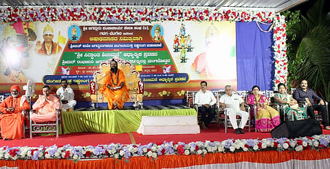  ಗದಗ ಪಂಚಾಚಾರ್ಯ ಮಾಂಗಲ್ಯ ಮಂದಿರದಲ್ಲಿ ಏರ್ಪಡಿಸಿರುವ ಸಿದ್ಧಾಂತ ಶಿಖಾಮಣಿ ಪ್ರವಚನ ಕಾರ್ಯಕ್ರಮದಲ್ಲಿ ಕಾಶೀ ಜಗದ್ಗುರುಗಳು ಮಾತನಾಡಿದರು. ಮಠಾಧೀಶರು, ಗಣ್ಯರು, ಜ.ಪಂಚಾಚಾರ್ಯ ವೇದ ಆಗಮ ಸಂಸತ ಪಾಠಶಾಲೆಯ ವಟುಗಳು, ಸಂಗೀತ ಕಲಾ ಬಳಗದವರು ಉಪಸ್ಥಿತರಿದ್ದರು.