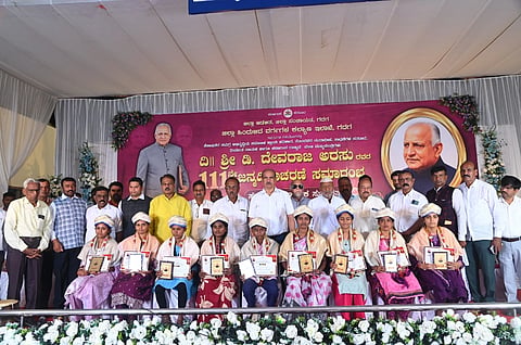   ನಗರದ ಕನಕ ಭವನದಲ್ಲಿ ಗುರುವಾರ ಏರ್ಪಡಿಸಿದ್ದ ದೇವರಾಜು ಅರಸು ಅವರ ಜನ್ಮದಿನಾಚರಣೆ ಕಾರ್ಯಕ್ರಮದಲ್ಲಿ ಎಸೆಸೆಲ್ಸಿ, ಪಿಯುಸಿಯಲ್ಲಿ ಉತ್ತಮ ಅಂಕ ಪಡೆದ ವಿದ್ಯಾಥಿರ್ಗಳನ್ನು ಸನ್ಮಾನಿಸಲಾಯಿತು. ಅಲೆಮಾರಿ ಸಂದ ಜಿಲ್ಲಾಧ್ಯಕ್ಷ ಹರೀಶ ಪೂಜಾರ, ಮೆಹಬೂಬ ತುಂಬರಮಟ್ಟಿ, ಜಿ. ಎನ್​. ಮಲ್ಲೂರು, ಡಿ. ಎಚ್​. ವಸ್ತಾದ ಹಲವರು ಇದ್ದರು.