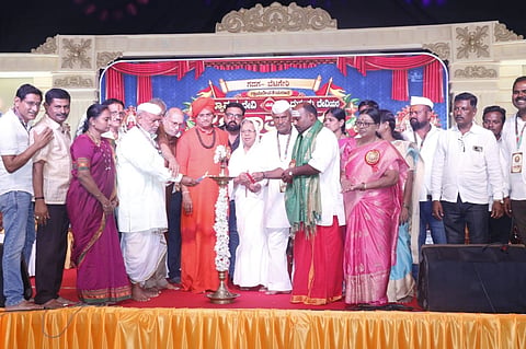 ಗದಗ ನಗರದ ಒಕ್ಕಲಗೇರಿ ಓಣಿಯಲ್ಲಿ ನಡೆಯತ್ತಿರುವ ಹರಿಜಾತ್ರೆಯ ಕಾರ್ಯಕ್ರಮವನ್ನು ಬೂದೀಶ್ವರ ಶ್ರೀಗಳು ಉದ್ಘಾಟಿಸಿದರು. ಮಂಜುನಾಥ ಅಬ್ಬಿಗೇರಿ, ಕಿಶನ ಮೆಹರವಾಡೆ, ಲಕ್ಷಿ$್ಮ ಸಿದ್ದಮ್ಮನಹಳ್ಳಿ, ಮಾಧೂಸಾ ಮೆಹರವಾಡೆ, ಶಕುಂತಲಾ ಅಕ್ಕಿ, ಲಕ್ಷಿ$್ಮ ಕಾಕಿ, ಗೀತಾಂಜಲಿ ಗೌಡರ, ಬಾಹುಬಲಿ ಜೈನರ, ಪಂಚಾಕ್ಷರಿ ಅಂಗಡಿ ಇತರರು ಇದ್ದರು.