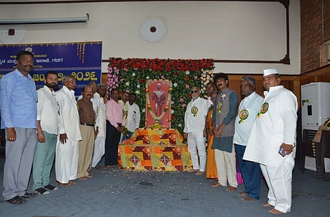   ಗದಗ ಜಿಲ್ಲಾಡಳಿತ ಭವನದಲ್ಲಿ ಶುಕ್ರವಾರ ಸರ್ವಜ್ಞ ಜಯಂತಿ ಆಚರಿಸಲಾಯಿತು. ದುರಗೇಶ ಕೆ. ಆರ್​, ಅಕ್ಬರಸಾಬ್​ ಬಬಚಿರ್, ವಿ. ಆರ್​. ಕುಂಬಾರ, ಮುರಿಗೆಪ್ಪ ಕೇರಿ, ಯಲ್ಲಪ್ಪ ಕುಂಬಾರ, ನಿಂಗಪ್ಪ ಕುಂಬಾರ, ಶರಣಮ್ಮ, ಈಶ್ವರಪ್ಪ ಕುಂಬಾರ, ವೀರಣ್ಣ ಅಂಗಡಿ ಸಮಾಜದ ಮುಖಂಡರು ಇದ್ದರು.  