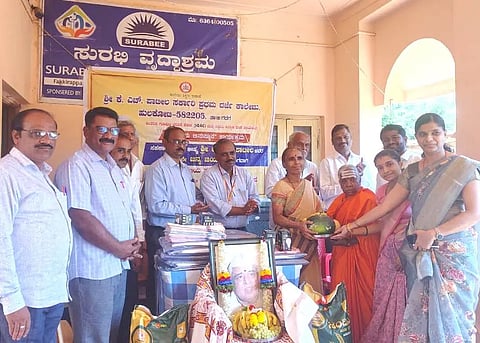 ಗದಗ ತಾಲೂಕಿನ ಹುಲಕೋಟಿಯ ಸುರಭಿ ವೃದ್ಧಾಶ್ರಮದಲ್ಲಿ ಕೆ. ಎಚ್​. ಪಾಟೀಲ ಜನ್ಮದಿನ ನಿಮಿತ್ಯ ವಿವಿಧ ಸಾಮಗ್ರಿಗಳನ್ನು ವಿತರಿಸಲಾಯಿತು. ಎಸ್​. ಆರ್​. ನೀಲಗುಂದ, ಸುಧಾ ಕೌಜಗೇರಿ, ಅಪ್ಪಣ್ಣ ಹಂಜೆ, ಬಸವರಾಜ ಬಳಗಾನುರುಮಠ, ಸಾರಿಕಾ ಪಾಟೀಲ ಇತರರು ಇದ್ದರು.