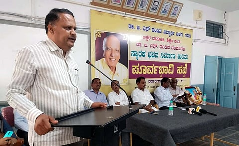  ಗದಗ ಕೆವಿಎಸ್​ಆರ್​ ಸಂಸ್ಥೆಯಲ್ಲಿ ಏರ್ಪಡಿಸಿದ್ದ ದಂಡಿನ ದಂಪತಿಗಳ ಸ್ಮಾರಕ ನಿರ್ಮಾಣ ಪೂರ್ವಭಾವಿ ಸಭೆಯಲ್ಲಿ ಶರಣು ಗೋಗೇರಿ ಮಾತನಾಡಿದರು. ರವಿ ದಂಡಿನ, ಶಶಿಧರ ಕುರಿ, ವೈ. ಕೆ. ಪಿಡಗಣ್ಣನವರ, ಸಂದೀಪ ಬೂದಿಹಾಳ, ಎಸ್​.ಎಸ್​.ತಳ್ಳಿಹಾಳ, ಡಾ. ಎಸ್​. ಎ್​. ಜಕಬಾಳ, ಅನೀಲ ವೈದ್ಯ, ಡಾ. ಎಸ್​. ಡಿ. ಶೇಖ, ಡಾ. ಜಿ. ಎಂ. ಸುಣಗಾರ, ಡಾ. ಯತ್ನಟ್ಟಿ  ಹಲವರು ಇದ್ದರು.