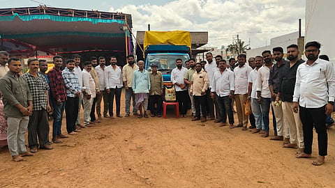  ನಗರದ ಒಕ್ಕಲಗೇರಿ ಓಣಿಯಲ್ಲಿ ಒಂದು ವಾರಗಳ ಕಾಲ ನಡೆಯುತ್ತಿರುವ ಹರಿಜಾತ್ರೆಗೆ ವಸಂತ ಪಡಗದ ಅಕ್ಕಿ ಪ್ಯಾಕೇಟ್​ಗಳನ್ನು ಭಕ್ತಿಸೇವೆಯಾಗಿ ಸರ್ಮಪಿಸಿದರು. ಪರಶು ವರವಿ, ರಾಜೇಶ ಪಡಗದ, ಅವಿನಾಶ ಗವಳಿ, ರಜತ್​ , ದೇವು ಮೇದಾರ್​, ಬಸು ಪೊಲೀಸಪಾಟೀಲ, ಲಕ್ಷ$್ಮಣ ಮುರಗೋಡ, ಪ್ರದಿಪ ಭೋಸ್ಲೆ, ವಿರುಪಾಕ್ಷಿ ಸಹಿತ ಇತರರು ಇದ್ದರು.