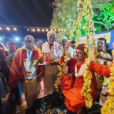   ಗದಗ ತಾಲೂಕು ಬಳಗಾನೂರು ಜಾತ್ರಾ ಮಹೋತ್ಸವದಲ್ಲಿ ಶಿವಶಾಂತವೀರ ಶರಣರ ತುಲಾಭಾರದ ಭಕ್ತಿಸೇವೆ ಜರುಗಿತು. ಬಿ. ಡಿ. ಕಿಲಬನವರ, ಮೇಲ್ಮಠದ ರುದ್ರಯ್ಯ, ಪದ್ಮಯ್ಯ ರಟ್ಟಿಹಳ್ಳಿಮಠ, ಶರಣು ಹಿರೇಮಠ, ಎಸ್​. ಬಿ. ಪಾಟೀಲ, ಶಿವಲಿಂಗಶಾಸ್ತ್ರಿಗಳು, ಎಸ್​. ಎಸ್​. ಪುರಾಣಿಕಮಠ, ಶಿವು ಗಣಾಚಾರಿ ಇತರರು ಇದ್ದರು.