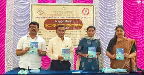 ನಗರದ ಡಾ.ಬಿ.ಆರ್​.ಅಂಬೇಡ್ಕರ ಸರ್ಕಾರಿ ವೃತ್ತಿಪರ ಬಾಲಕಿಯರ ವಸತಿ ನಿಲಯದಲ್ಲಿ ಆಯುಷ್​ ಇಲಾಖೆಯು ಬಾಲಕಿಯರಿಗೆ ಎಸ್​ಸಿ, ಟಿಎಸ್​ಪಿ ಯೋಜನೆ ಅಡಿಯಲ್ಲಿ ಹಮ್ಮಿಕೊಂಡಿದ್ದ ವಿದ್ಯಾಥಿರ್ ಚೇತನ ಕಾರ್ಯಕ್ರಮದಲ್ಲಿ ಔಷಧ ಕಿಟ್​ ವತರಿಸಲಾಯಿತು.  ನಂದಾ ಹನಬರಟ್ಟಿ, ಸುಜಾತಾ ಪಾಟೀಲ, ಗಾಯತ್ರಿ ಲಮಾಣಿ, ಸುಧಾ, ಗೀತಾ ಇತರರು ಇದ್ದರು.