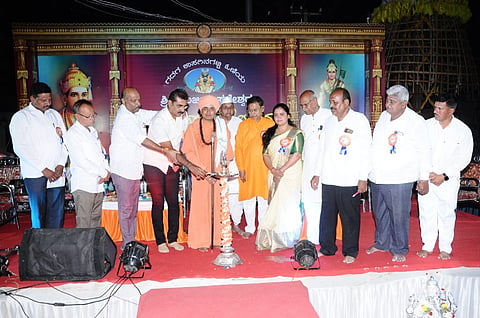  ಗದಗ ನಗರದಲ್ಲಿ ಜರುಗಿದ ಗಂಜೀ ಬಸವೇಶ್ವರ ಜಾತ್ರಾ ಮಹೋತ್ಸವ ಕಾರ್ಯಕ್ರಮವನ್ನು ಸದಾಶಿವಾನಂದ ಶ್ರೀಗಳು ಉದ್ಘಾಟಿಸಿದರು. ನಿಂಗಪ್ಪ ಪಡಗದ, ಎಸ್​. ವಿ. ಸಂಕನೂರ, ರಾಜು ಕುರಡಗಿ, ಮೋಹನ ಮಾಳಶೆಟ್ಟಿ, ಎಂ. ಎಂ. ಹಿರೇಮಠ, ವಿನಾಯಕ ಮಾನ್ವಿ, ಈರಣ್ಣ ಕರಭಿಷ್ಟಿ, ಎ್​. ವಿ. ಮರಿಗೌಡ್ರ, ರಮೇಶ ಸಂಕಣ್ಣವರ, ಗುರುಶಾಂತಗೌಡ ಮರಿಗೌಡ್ರ, ಮಂಜುನಾಥ ಲಕ್ಕುಂಡಿ, ಸೋಮಣ್ಣ ಪುರದ, ಶಂಕರ ಕರಭಿಷ್ಟಿ, ಪ್ರಶಾಂತ ಮುದೇಗೊಣ್ಣವರ ಇತರರು ಇದ್ದರು.  