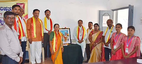 ಜಿಲ್ಲಾ ಕನ್ನಡ ಸಾಹಿತ್ಯ ಪರಿಷತ್ತಿನಿಂದ ಜೆ.ಪಿ. ಶಿಣ ಮಹಾವಿದ್ಯಾಲಯದಲ್ಲಿ ಜರುಗಿದ ದತ್ತಿ ಉಪನ್ಯಾಸ ಕಾರ್ಯಕ್ರಮದಲ್ಲಿ ಅಳವಂಡಿ ಶಿವಮೂತಿರ್ಸ್ವಾಮಿಗಳ ಭಾವಚಿತ್ರಕ್ಕೆ ಪುಷ್ಪಾರ್ಪಣೆ ಸಲ್ಲಿಸಲಾಯಿತು. ಅನ್ನದಾನಿ ಹಿರೇಮಠ,  ವಿವೇಕಾನಂದಗೌಡ ಪಾಟೀಲ,  ವಿ.ಆರ್​. ಕಟ್ಟಿಮನಿ ಹಿರೇಮಠ, ಡಾ. ಬಿ. ಬಿ. ಹೊಳಗುಂದಿ ಇತರರು ಇದ್ದರು.