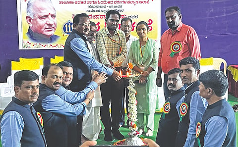  ಹುಮನಾಬಾದ್​ನಲ್ಲಿ ಗುರುವಾರ ನಡೆದ ಡಿ.ದೇವರಾಜ ಅರಸು ಜನ್ಮದಿನ ಕಾರ್ಯಕ್ರಮದಲ್ಲಿ ತಾಪಂ ಇಒ ದೀಪಿಕಾ ನಾಯ್ಕರ್​, ಗ್ರೇಡ್​-2 ತಹಸೀಲ್ದಾರ್​ ಮಲ್ಲಶೆಟ್ಟಿ ಚಿದ್ರೆ, ವಿಠಲ್​ ಸೇಡಂಕರ್​, ಡಾ.ಜಯಕುಮಾರ ಸಿಂಧೆ ಇದ್ದರು.