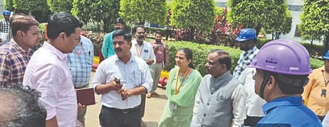 ಹುಮನಾಬಾದ್​ ಹೊರವಲಯದ ಕೈಗಾರಿಕಾ ಪ್ರದೇಶದ ಕಾರ್ಖಾನೆಗಳಿಗೆ ಸಹಾಯಕ ಆಯುಕ್ತ ಪ್ರಕಾಶ ಕುದರೆ ನೇತೃತ್ವದ ತಂಡ ಗುರುವಾರ ಭೇಟಿ ನೀಡಿ ಪರಿಶೀಲನೆ ನಡೆಸಿತು. ತಹಸೀಲ್ದಾರ್​ ಜಗದೀಶ್​ ಚೌರ, ತಾಪಂ ಇಒ ದೀಪಿಕಾ ನಾಯ್ಕರ್​, ಪಿಎಸ್​ಐ ಸುರೇಶಕುಮಾರ, ಮಾಲಿನ್ಯ ನಿಯಂತ್ರಣ ಮಂಡಳಿ ಅಧಿಕಾರಿ ಸಂತೋಷ ಇತರರಿದ್ದರು.