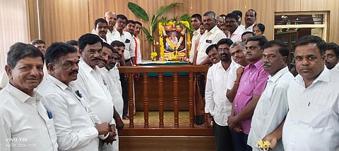 ಎಚ್.ಡಿ.ಕೋಟೆ ತಾಲೂಕು ಆಡಳಿತ ಸೌಧದ ಸಭಾಂಗಣದಲ್ಲಿ ಬಸವಣ್ಣನವರ 893ನೇ ಜಯಂತಿ ಕಾರ್ಯಕ್ರಮದಲ್ಲಿ ತಹಸೀಲ್ದಾರ್ ಶ್ರೀನಿವಾಸ್ ಬಸವಣ್ಣನವರ ಭಾವಚಿತ್ರಕ್ಕೆ ಪುಷ್ಪಾರ್ಚಾನೆ ಮಾಡಿದರು. ಧರಣೇಶ್, ಮಹೇಶ್, ನಂಜರಾಜು, ಕಿರಣ್ ಶಿಡ್ಲೇಳ್ಳಿ, ರುದ್ರಪ್ಪ, ಸುಮಾ ಸಂತೋಷ್, ಶಿವಕುಮಾರ್, 