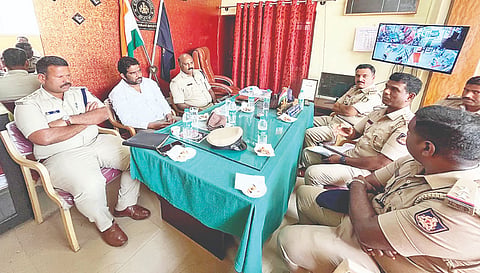 ಎಚ್.ಡಿ.ಕೋಟೆ ಪಟ್ಟಣದ ಪೊಲೀಸ್ ಠಾಣೆಯಲ್ಲಿ ಜಿಲ್ಲಾ ಉಪ ಪೊಲೀಸ್ ವರಿಷ್ಠ ಅಧಿಕಾರಿಗಳ ನೇತೃತ್ವದಲ್ಲಿ ಶಾಸಕ ಅನಿಲ್ ಚಿಕ್ಕಮಾದು ಸಭೆ ನಡೆಸಿದರು.