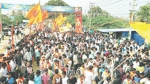 ಎಚ್.ಡಿ.ಕೋಟೆ ಪಟ್ಟಣದ ಕನಕ ಭವನದಲ್ಲಿ ಹನುಮದ್ ವ್ರತ ಕಾರ್ಯಕ್ರಮದ ಮೆರವಣಿಗೆಯಲ್ಲಿ ಭಾಗವಹಿಸಿದ ಜನಸ್ತೋಮ.