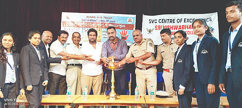 ಎಚ್.ಡಿ.ಕೋಟೆ ಪಟ್ಟಣದ ಅಂಬೇಡ್ಕರ್ ಭವನದಲ್ಲಿ ಪೊಲೀಸ್ ಇಲಾಖೆ ಹಾಗೂ ವಿಶ್ವಭಾರತಿ ಎಜುಕೇಷನ್ ಟ್ರಸ್ಟ್ ಸಂಯುಕ್ತವಾಗಿ ಆಯೋಜಿಸಿದ್ದ ಡ್ರಗ್ಸ್ ವ್ಯಸನಮುಕ್ತ ಜಾಗೃತಿ ಕಾರ್ಯಕ್ರಮವನ್ನು ಶಾಸಕ ಅನಿಲ್ ಚಿಕ್ಕಮಾದು ಉದ್ಘಾಟಿಸಿದರು. ತಾಲೂಕು ಆರೋಗ್ಯಾಧಿಕಾರಿ ಡಾ.ಟಿ.ರವಿಕುಮಾರ್, ಟ್ರಸ್ಟ್‌ನ ಆಡಳಿತಾಧಿಕಾರಿ ಜಯದೇವರಾಜೇ ಅರಸ್, ಅಧ್ಯಕ್ಷ ವಿಶ್ವನಾಥ್, ಶೇಷಾಚಲ, ಪೊಲೀಸ್ ಸಬ್ ಇನ್ಸ್‌ಪೆಕ್ಟರ್ ಚಿಕ್ಕನಾಯಕ ಮತ್ತಿತರರಿದ್ದರು.