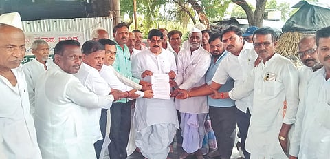 ಹುನಗುಂದ ತಾಲೂಕಿನ ಇದ್ದಲಗಿ ಗ್ರಾಮದ ಯೋಜನಾ ಬಾಧಿತ ಸಂತ್ರಸ್ತರ ಧರಣಿ ಸ್ಥಳಕ್ಕೆ ಸಂಸದ ಪಿ.ಸಿ. ಗದ್ದಿಗೌಡರ ಭೇಟಿ ನೀಡಿ ಬೆಂಬಲ ಸೂಚಿಸಿದರು. ಡಾ. ಮಹಾಂತೇಶ ಕಡಪಟ್ಟಿ, ವೀರೇಶ ಉಂಡೋಡಿ ಇದ್ದರು.