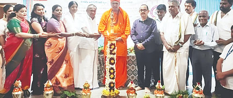 ಹುಳಿಯಾರಿನಲ್ಲಿ ಹಮ್ಮಿಕೊಂಡಿದ್ದ ಮದ್ಯವರ್ಜನ ಶಿhealthcampಬಿರದ ಸಮಾರೋಪವನ್ನು ಸಿದ್ದರಾಮ ದೇಸಿಕೇಂದ್ರ ಸ್ವಾಮೀಜಿ ಉದ್ಘಾಟಿಸಿದರು. ಪೂಜಿತಾ, ರವೀಶ್​, ಕಿರಣ್​, ಗೋಪಿಕೃಷ್ಣ ಇತರರು ಇದ್ದರು. 