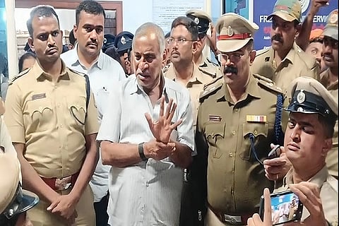 ಹುಳಿಯಾರು ಠಾಣೆಗೆ ಮುತ್ತಿಗೆಹಾಕಿದ್ದ ಪ್ರತಿಭಟನಾ ನಿರತರನ್ನು ಜೆ.ಸಿ.ಮಾಧುಸ್ವಾಮಿ ಸಮಾಧಾನಿಸಿದರು.