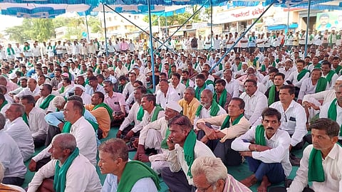 ಹುಕ್ಕೇರಿಯ ಬಸವೇಶ್ವರ ವೃತ್ತದಲ್ಲಿ ಹಮ್ಮಿಕೊಂಡಿದ್ದ ಪ್ರತಿಭಟನೆಯಲ್ಲಿ ಚೂನಪ್ಪ ಪೂಜೇರಿ ಮಾತನಾಡಿದರು. ಶಶಿಕಾಂತ ಗುರೂಜಿ, ಸಂಜು ಹಾವಣ್ಣವರ, ನಾಗರಾಜ ಹಾದಿಮನಿ, ಸುರೇಶ ಘಸ್ತಿ, ಪ್ರೇಮ ಚೌಗಲಾ ಇತರರಿದ್ದರು.