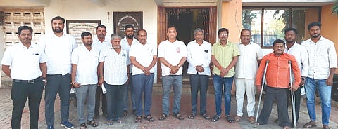 ಹುಕ್ಕೇರಿ ಪಿಕಾರ್ಡ್ ಬ್ಯಾಂಕ್ ಆವರಣದಲ್ಲಿ ವಿದ್ಯುತ್ ಸಹಕಾರ ಸಂಘದ ನಿರ್ದೇಶಕ ಪೃಥ್ವಿ ಕತ್ತಿ ಮಾತನಾಡಿದರು. ಮಹಾವೀರ ನಿಲಜಗಿ, ಸತ್ಯಪ್ಪ ನಾಯಿಕ, ಗುರು ಕುಲಕರ್ಣಿ, ಪ್ರಜ್ವಲ ನಿಲಜಗಿ ಇತರರಿದ್ದರು.