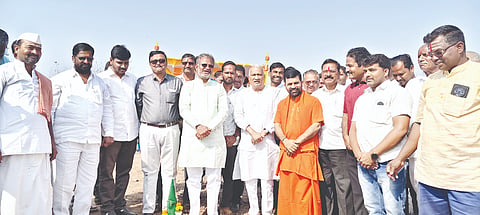 ಕವಲಗುಡ್ಡ ಗ್ರಾಮದಲ್ಲಿ ಮುರಾರ್ಜಿ ವಸತಿಶಾಲೆಯ ಕಟ್ಟಡ ನಿರ್ಮಾಣಕ್ಕೆ ರಾಜು ಕಾಗೆ ಚಾಲನೆ ನೀಡಿದರು. ಅಮರೇಶ್ವರ ಮಹಾರಾಜರು, ವೀರಣ್ಣ ವಾಲಿ ಇತರರಿದ್ದರು.