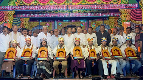 ದೇವೇಗೌಡನದೊಡ್ಡಿ-ಮೆಣಸಗೆರೆ ಗ್ರಾಮದಲ್ಲಿ ಕಾರಕಹಳ್ಳಿ ಕೃಪಾಪೋಷಿತ ನಾಟಕ ಮಂಡಳಿ ವತಿಯಿಂದ ಏರ್ಪಡಿಸಿದ್ದ ತವರೂರು ಸನ್ಮಾನ ಕಾರ್ಯಕ್ರಮದಲ್ಲಿ ಸಾಧಕ ವಿದ್ಯಾರ್ಥಿಗಳನ್ನು ಸನ್ಮಾಸಲಾಯಿತು. ಮಧು ಜಿ. ಮಾದೇಗೌಡ, ಬಿ. ಗಿರೀಶ್, ಆರ್.ಸಿದ್ದಪ್ಪ. ಮದ್ದೂರು ಅವಿನಾಶ್ ಇದ್ದರು.
