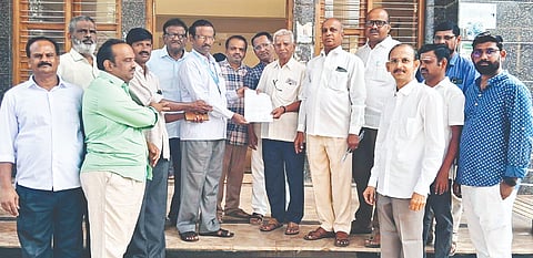 ಇ-ಫಾರ್ಮಸಿ ವಹಿವಾಟು ವಿರೋಧಿಸಿ ಕೂಡ್ಲಿಗಿಯಲ್ಲಿ  ಶಿರಸ್ತೇದಾರ್ ಎಸ್.ಚಂದ್ರಶೇಖರಗೆ ತಾಲೂಕು ಔಷಧ ವ್ಯಾಪಾರಿಗಳ ಸಂಘದ ಪದಾಧಿಕಾರಿಗಳು ಬುಧವಾರ ಮನವಿ ಸಲ್ಲಿಸಿದರು. 