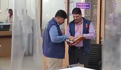 ಕಾರವಾರ ನಗರಸಭೆ ಕಚೇರಿಯಲ್ಲಿ ಲೋಕಾಯುಕ್ತ ಅಧಿಕಾರಿಗಳು ಪರಿಶೀಲನೆ ನಡೆಸಿದರು. 