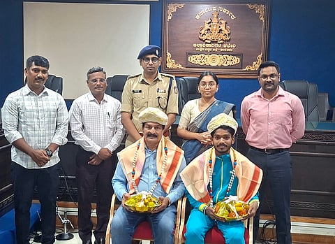 ಕಾರವಾರದಲ್ಲಿ ಅಂತಾರಾಷ್ಟ್ರೀಯ ಕ್ರೀಡಾಪಟು ಶಿವಾಜಿ ಪರಶುರಾಮ ಮಾದಪ್ಪನ ಗೌಡ್ರು ಅವರನ್ನು ಸನ್ಮಾನಿಸಲಾಯಿತು.