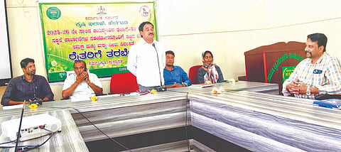 ಖಾನಾಪುರ ಪಟ್ಟಣದಲ್ಲಿ ಹಮ್ಮಿಕೊಂಡಿದ್ದ ಒಂದು ದಿನದ ಮಾರ್ಗದರ್ಶನ ಶಿಬಿರದಲ್ಲಿ ಸಹಾಯಕ ಕೃಷಿ ನಿರ್ದೇಶಕ ಸತೀಶ ಮಾವಿನಕೊಪ್ಪ ಮಾತನಾಡಿದರು. ಮಂಜುನಾಥ ಕಿತ್ತೂರು, ಖಾಜಾ ರುಬೀನಾ ಇತರರಿದ್ದರು.