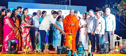 ಮದ್ದೂರು ತಾಲೂಕಿನ ಬೆಸಗರಹಳ್ಳಿಯ  ಸರಸ್ವತಿ ಹಿರಿಯ ಪ್ರಾಥಮಿಕ ಪಾಠಶಾಲೆ ಮತ್ತು ತಾಯಮ್ಮ ಚನ್ನೇಗೌಡ ಪ್ರೌಢಶಾಲೆಯ 44ನೇ ವಾರ್ಷಿಕೋತ್ಸವ ಸಮಾರಂಭವನ್ನು ವಿಶ್ವ ಒಕ್ಕಲಿಗ ಮಠದ ಶ್ರೀ ನಿಶ್ಚಲಾನಂದನಾಥ ಸ್ವಾಮೀಜಿ ಉದ್ಘಾಟಿಸಿದರು. ರಾಧಿಕಾ, ಡಾ.ರಾಜೀವ್, ಎ.ಟಿ. ರಾಮೇಗೌಡ, ಬಿ.ಚೇತನ, ಕೃಷ್ಣ, ಕನ್ನಿಕಾ ಇದ್ದರು.