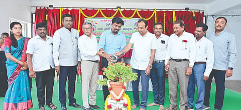 ಮದ್ದೂರು ನಗರದ ಎಚ್.ಕೆ.ವೀರಣ್ಣಗೌಡ ಪದವಿ ಪೂರ್ವ ಕಾಲೇಜಿನಲ್ಲಿ ಆಯೋಜಿಸಿದ್ದ ಕಾರ್ಯಕ್ರಮವನ್ನು ಪ್ರಾಧ್ಯಾಪಕ ಪ್ರಸನ್ನ ಕುಮಾರ್ ಕೆರಗೋಡು ಉದ್ಘಾಟಿಸಿದರು. ಎಂ.ಸ್ವರೂಪ್‌ಚಂದ್, ಸಿ.ಅಪೂರ್ವಚಂದ್ರ, ಯು.ಎಸ್.ಶಿವಕುಮಾರ್, ಜಿ.ಎಸ್.ನಂದಿನಿ, ಚಂದನ್, ಡಾ.ನವೀನ್‌ಕುಮಾರ್ ಇದ್ದರು.