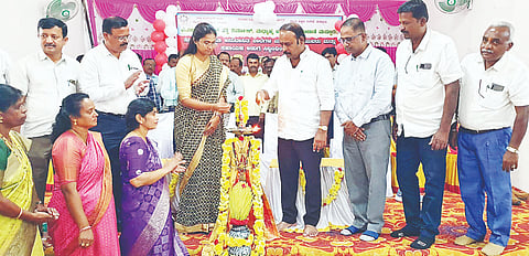 ಮದ್ದೂರು ನಗರದ ಡಾ.ಬಿ.ಆರ್.ಅಂಬೇಡ್ಕರ್ ಭವನದಲ್ಲಿ ಸರ್ಕಾರಿ ಮತ್ತು ಅನುದಾನಿತ ಶಾಲೆಗಳಲ್ಲಿ ಕರ್ತವ್ಯ ನಿರ್ವಹಿಸುವ ಅಡುಗೆ ಸಿಬ್ಬಂದಿ ತರಬೇತಿ ಕಾರ್ಯಾಗಾರವನ್ನು ಶಾಸಕ ಕೆ.ಎಂ.ಉದಯ್ ಉದ್ಘಾಟಿಸಿದರು. ಕೆ.ಆರ್.ನಂದಿನಿ, ಯೋಗೇಶ್, ಧನಂಜಯ, ಎಸ್.ರಾಜೇಶ್ವರಿ, ರಾಮಲಿಂಗಯ್ಯ ಇದ್ದರು.