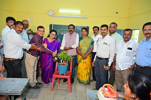 ಮದ್ದೂರು ತಾಲೂಕಿನ ವಳಗೆರೆಹಳ್ಳಿ ಗ್ರಾಮದ ಪ್ರಮೀಳಾ ವೀರಪ್ಪ ಪ್ರೌಢಶಾಲೆಗೆ ರೋಟರಿ ವತಿಯಿಂದ ಎಲ್‌ಇಡಿ ಬೋರ್ಡ್ ಮತ್ತು ಸ್ಟೂಡೆಂಟ್ ಡೆಸ್ಕ್ ವಿತರಿಸುವ ಕಾರ್ಯಕ್ರಮವನ್ನು ರೋಟರಿ ಜಿಲಾ ಪ್ರಾಂತಪಾಲ ಪ್ರೊ.ಎಲಿಜಬತ್ ಚೆರಿಯನ್ ಉದ್ಘಾಟಿಸಿದರು. ಎಸ್.ಪಿ.ಶ್ರೀನಿವಾಸ್, ಆನಂದ್ ಬಿಂದಗಿ, ನವೀನ್ ಕಾರಿಯಪ್ಪ, ತಿಪ್ಪೂರು ರಾಜೇಶ್, ಬಿ.ಡಿ.ಹೊನ್ನೇಗೌಡ ಇತರರು ಇದ್ದರು.