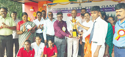 ಮದ್ದೂರು ತಾಲೂಕಿನ ಶಿವಾರಗುಡ್ಡ ಗ್ರಾಮದ ಜವಾಹರ್ ನವೋದಯ ವಿದ್ಯಾಲಯದಲ್ಲಿ ಆಯೋಜಿಸಿದ್ದ 37ನೇ ವರ್ಷದ ಕ್ಲಸ್ಟರ್ ಮಟ್ಟದ ಕ್ರೀಡಾಕೂಟದ ಸಮಾರೋಪ ಸಮಾರಂಭದಲ್ಲಿ ಕ್ರೀಡೆಯಲ್ಲಿ ವಿಜೇತರಾದವರಿಗೆ ಮಾಜಿ ಸಚಿವ ಡಿ.ಸಿ.ತಮ್ಮಣ್ಣ ಬಹುಮಾನ ವಿತರಿಸಿದರು. ವಿ.ಪ್ರಸಾದ್, ಎಂ.ಸತ್ಯಲಿಂಗಂ, ಎಂ.ಮಹದೇವು, ವಿನೋದ್ ಮಾದೇಗೌಡ,  ಶಿವಕುಮಾರ್ ಇದ್ದರು.