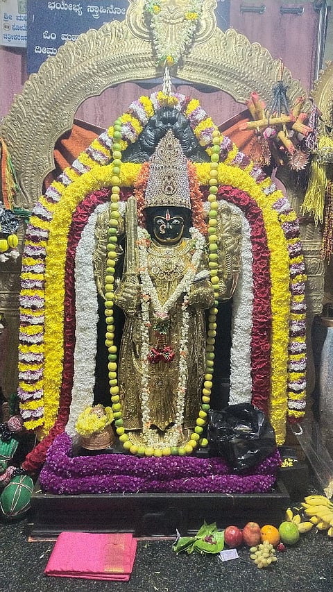 ಯುಗಾದಿ ಅಮಾವಾಸ್ಯೆ ಅಂಗವಾಗಿ ಮದ್ದೂರು ನಗರದ ಪುರಾಣ ಪ್ರಸಿದ್ಧ ಶ್ರೀ ಮದ್ದೂರಮ್ಮ ದೇಗುಲದಲ್ಲಿ ದೇವರಿಗೆ ವಿಶೇಷ ಅಲಂಕಾರ ಮಾಡಿರುವುದು.