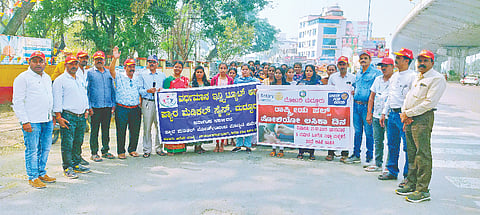 ಮದ್ದೂರು ನಗರದ ಪ್ರವಾಸಿ ಮಂದಿರದ ಬಳಿ ರೋಟರಿ, ವರ್ಧಮಾನ್ ಪ್ಯಾರಾ ಮೆಡಿಕಲ್ ಕಾಲೇಜು ಹಾಗೂ ಮಾಂಡವ್ಯ ವಿದ್ಯಾಸಂಸ್ಥೆ ವತಿಯಿಂದ ಹಮ್ಮಿಕೊಂಡಿದ್ದ  ಪಲ್ಸ್ ಪೋಲಿಯೋ  ಜಾಥಾಗೆ ಡಾ.ಸಿದ್ದೇಗೌಡ ಚಾಲನೆ ನೀಡಿದರು. ಶ್ರೀನಿವಾಸ್, ತಿಪ್ಪೂರು ರಾಜೇಶ್, ಅನುಪಮಾ, ಕುಮಾರ್, ಪ್ರಕಾಶ್, ಹೊನ್ನೇಗೌಡ, ಶಿವಪ್ಪ ಇದ್ದರು.