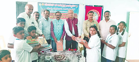 ಮದ್ದೂರು ತಾಲೂಕಿನ ಕೊಪ್ಪ ಹೋಬಳಿಯ ನಿಲುವಾಗಿಲು ಗ್ರಾಮದ ಪ್ರಾಢಶಾಲೆಯಲ್ಲಿ ಸಕ್ಕರೆನಾಡು ಅಲಯನ್ಸ್ ಕ್ಲಬ್ ವತಿಯಿಂದ ನಡೆದ ಪರಿಸರ ದಿನಾಚರಣೆ ಅಂಗವಾಗಿ ವಿದ್ಯಾರ್ಥಿಗಳಿಗೆ ನೋಟ್ ಬುಕ್‌ಗಳು ಹಾಗೂ ಪಠ್ಯ ಪರಿಕರಗಳನ್ನು ಅಲಯನ್ಸ್ ಸಂಸ್ಥೆಯ ಸೌತ್ ಮಲ್ಟಿಪಲ್ ಕೌನ್ಸಿಲ್‌ನ ಅಧ್ಯಕ್ಷ ಕೆ.ಟಿ.ಹನುಮಂತು ವಿತರಣೆ ಮಾಡಿದರು. ಕೆ.ಎಸ್.ಚಂದ್ರಶೇಖರ್, ನಿತಿನ್‌ಗೌಡ, ಸಿದ್ದರಾಜು, ಸುರೇಶ್, ರವೀಶ್, ಎಂ.ಪಿ.ಮಹೇಶ್ ಇದ್ದರು.