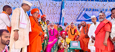knowledge ಮುಂಡರಗಿ ತಾಲೂಕಿನ ಕಲಕೇರಿ- ವಿರುಪಾಪುರದ ಶ್ರೀ ಗುರು ಮುದುಕೇಶ್ವರ ಮಠದ ನೂತನ ಶ್ರೀಗಳಿಗೆ ಶುಕ್ರವಾರ ಪಟ್ಟಾಧಿಕಾರ ಮಹೋತ್ಸವ ನೆರವೇರಿಸಲಾಯಿತು. ಬಾಳೆಹೊನ್ನೂರು ರಂಭಾಪುರಿ ಡಾ. ವೀರಸೋಮೇಶ್ವರ ಜಗದ್ಗುರುಗಳು, ಉಜ್ಜಯಿನಿ ಸಿದ್ಧಲಿಂಗ ಜಗದ್ಗುರುಗಳು, ಶ್ರೀ ಮುದುಕೇಶ್ವರ ಶಿವಾಚಾರ್ಯರು, ಎಸ್.ಎಸ್. ಪಾಟೀಲ, ಶಿವಕುಮಾರಗೌಡ ಪಾಟೀಲ ಇತರರಿದ್ದರು.
