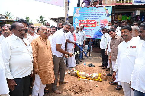 ಮುನವಳ್ಳಿ ಪಟ್ಟಣದಲ್ಲಿ ಮುಖ್ಯರಸ್ತೆ ಬದಿ ಅಲಂಕಾರಿಕ ಬೀದಿದೀಪ ಅಳವಡಿಕೆ ಅಭಿವೃದ್ಧಿ ಕಾಮಗಾರಿಗೆ ಶಾಸಕ ವಿಶ್ವಾಸ ವೈದ್ಯ ಭೂಮಿಪೂಜೆ ನೆರವೇರಿಸಿದರು. ರವೀಂದ್ರ ಯಲಿಗಾರ, ಎಂ.ಆರ್.ಗೋಪಶೆಟ್ಟಿ, ಈಶ್ವರ ಕರೀಕಟ್ಟಿ, ಡಿ.ಡಿ.ಕಿನ್ನೂರಿ ಇತರರಿದ್ದರು.