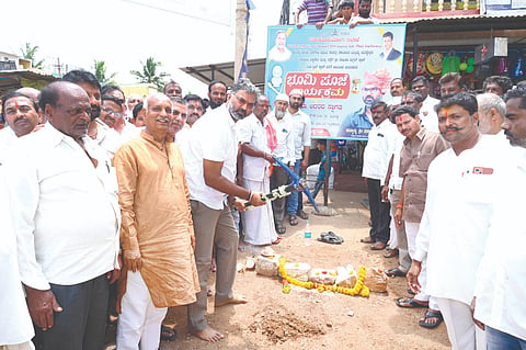 ಮುನವಳ್ಳಿ ಪಟ್ಟಣದಲ್ಲಿ ಮುಖ್ಯರಸ್ತೆ ಬದಿ ಅಲಂಕಾರಿಕ ಬೀದಿದೀಪ ಅಳವಡಿಕೆ ಕಾಮಗಾರಿಗೆ ಶಾಸಕ ವಿಶ್ವಾಸ ವೈದ್ಯ ಭೂಮಿಪೂಜೆ ನೆರವೇರಿಸಿದರು. ರವೀಂದ್ರ ಯಲಿಗಾರ, ಎಂ.ಆರ್.ಗೋಪಶೆಟ್ಟಿ, ಈಶ್ವರ ಕರೀಕಟ್ಟಿ, ಡಿ.ಡಿ.ಕಿನ್ನೂರಿ, ಚಂದ್ರು ಪೂಜೇರ ಇತರರಿದ್ದರು.