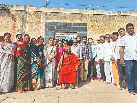 ಸತ್ತಿಯಲ್ಲಿ ಹಮ್ಮಿಕೊಂಡಿದ್ದ ಯೋಗ, ಧ್ಯಾನ, ಇಷ್ಟಲಿಂಗ, ಪ್ರವಚನ ಕಾರ್ಯಕ್ರಮ ಸಮಾರಂಭದಲ್ಲಿ ನಿರಂಜನ ದೇವರು ಪಾಲ್ಗೊಂಡಿದ್ದರು. ಈರಯ್ಯ ಮಠಪತಿ, ದಾದಾಗೌಡ ಪಾಟೀಲ, ಮಲ್ಲಪ್ಪ ಹಂಚಿನಾಳಮ, ಅಶೋಕ ಜಗದೇವ ಇತರರಿದ್ದರು.