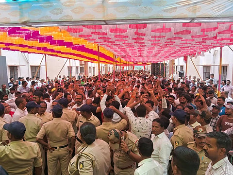 ನಿಪ್ಪಾಣಿಯಲ್ಲಿ ಹಮ್ಮಿಕೊಂಡಿದ್ದ ಪ್ರಧಾನಮಂತ್ರಿ ಆವಾಸ ಯೋಜನೆ ಮನೆ ಹಂಚಿಕೆ ಸಭೆಯಲ್ಲಿ ಬಿಜೆಪಿ-ಕಾಂಗ್ರೆಸ್ ಕಾರ್ಯಕರ್ತರ ನಡುವೆ ವಾಗ್ವಾದ ನಡೆಯಿತು.