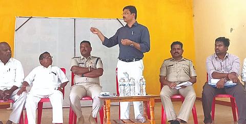 ರಾಮದುರ್ಗದಲ್ಲಿ ಆಯೋಜಿಸಿದ್ದ ಸಭೆಯಲ್ಲಿ ಪ್ರಕಾಶ ಹೊಳೆಪ್ಪಗೋಳ ಮಾತನಾಡಿದರು. ಚಿದಂಬರ ಮಡಿವಾಳರ, ಶ್ರೀನಿವಾಸ ಅರಿಸಿನಗೋಡಿ ಇತರರಿದ್ದರು.