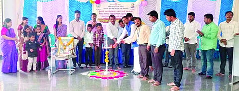 ಬಟಕುರ್ಕಿ ಗ್ರಾಮದ ಇಂದಿರಾ ಗಾಂಧಿ ವಸತಿ ಶಾಲೆಯಲ್ಲಿ ಹಮ್ಮಿಕೊಂಡಿದ್ದ ಕ್ರೀಡಾ ಹಾಗೂ ಸಾಂಸ್ಕೃತಿಕ ಚಟುವಟಿಕೆಗಳ ಸಮಾರಂಭವನ್ನು ಜಿ.ಎಚ್.ಮುದಕವಿ ಉದ್ಘಾಟಿಸಿದರು. ಹನುಮಂತ ಅಪ್ಪಣ್ಣವರ, ಪೂಜಾ ಚಮಕೇರಿ, ಆಸ್ಮಾ ಜಕಾತಿ, ಶಾಂತಾ ಸಂಗಣ್ಣವರ, ಮೇಘಾ ಬಡಿಗೇರ ಇತರರಿದ್ದರು.