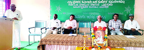 ರಾಮದುರ್ಗ ನಗರದ ಬೆಂಬಳಗಿ ಕಾಲೇಜಿನಲ್ಲಿ ಹಮ್ಮಿಕೊಂಡಿದ್ದ ಬಸವೇಶ್ವರ ಜಯಂತಿಯಲ್ಲಿ ಎಸ್.ಎಸ್.ಸುಲ್ತಾನಪುರ ಮಾತನಾಡಿದರು. ಡಾ.ಪಿ.ಬಿ.ತೆಗ್ಗಿಹಳ್ಳಿ, ಡಾ.ಆರ್.ಎಲ್.ಕುಳ್ಳೂರ ಇತರರಿದ್ದರು.